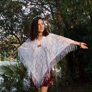 ✨white fringe shawl✨